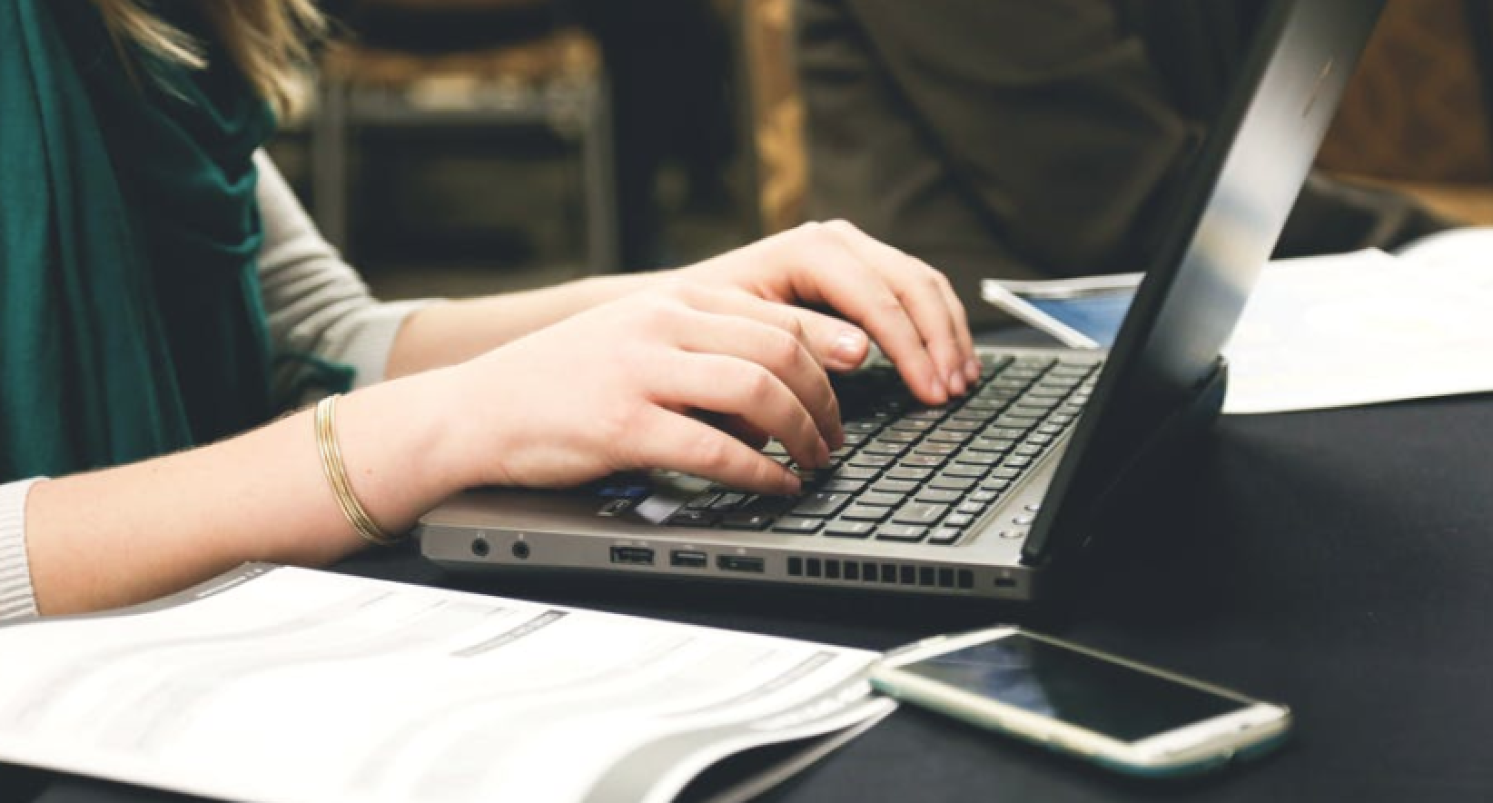 10 Awesome Holiday Email Examples/Templates For Online Store Owners