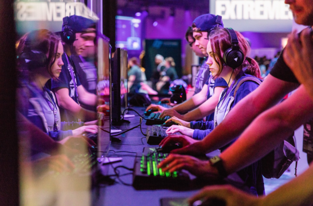 Стример компьютерных игр. Buzzama streamers game. Buzzama streamers game. Gaming influencer. Оборудование для стрима.