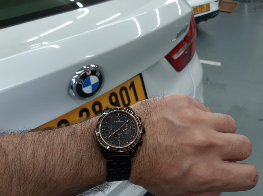 You don’t have to be James Bond to unlock your car with your watch!