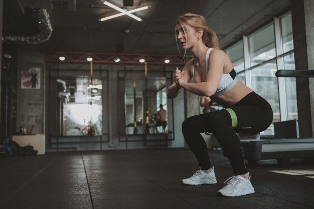 Beautiful young fitness woman working out at the gym Premium Photo