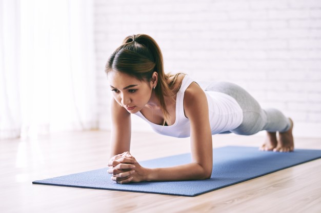 Full length portrait of sportswoman standing in plank position Free Photo