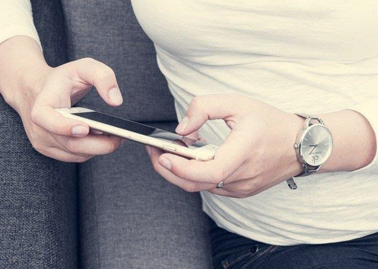 Pros and Cons of Sending a Mass Text as a Business