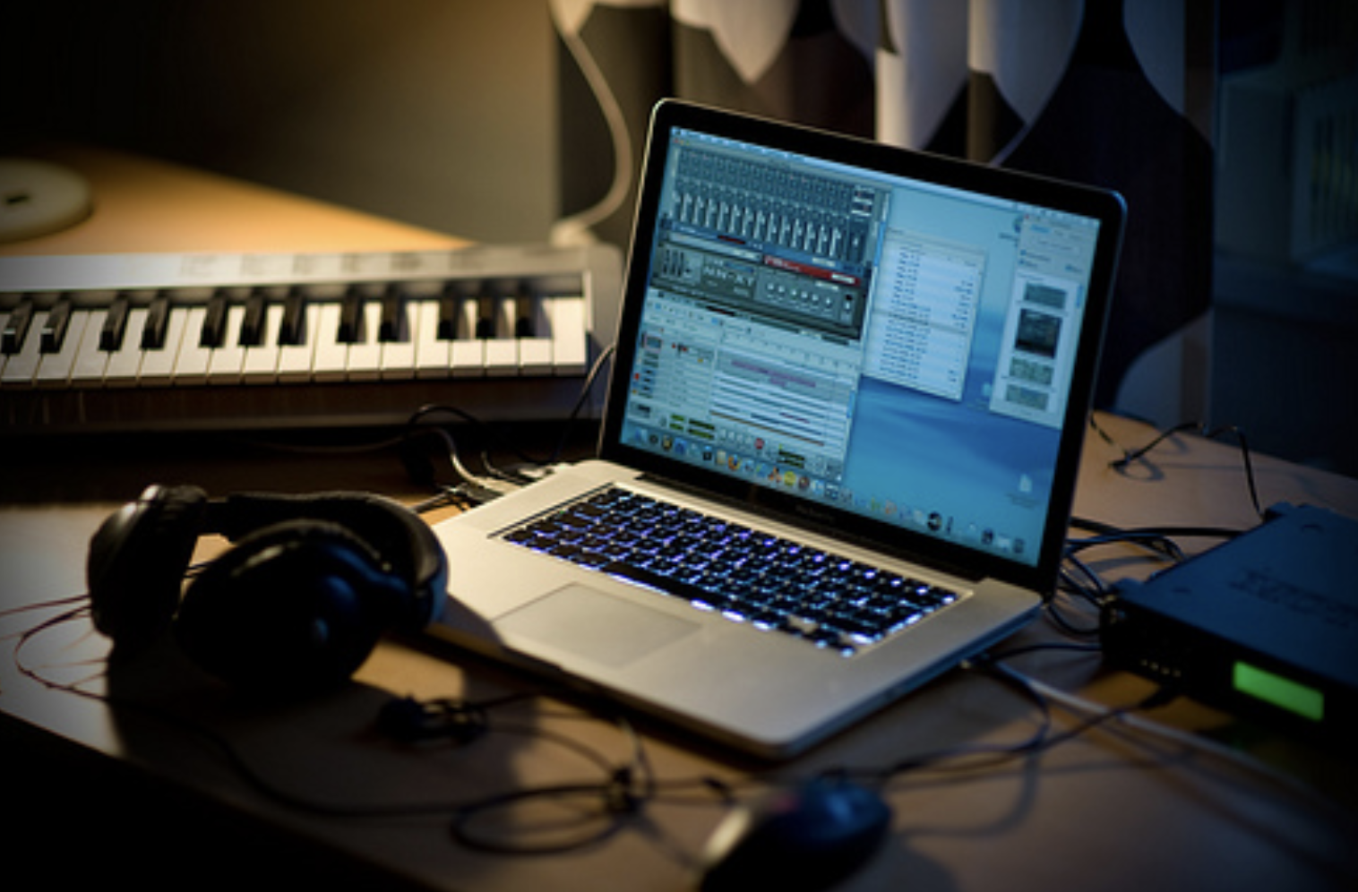 Играй песню компьютер. Музыкальный ноутбук. Биты студия. Ноутбук с FL Studio. Ноутбук для музыкальной студии.