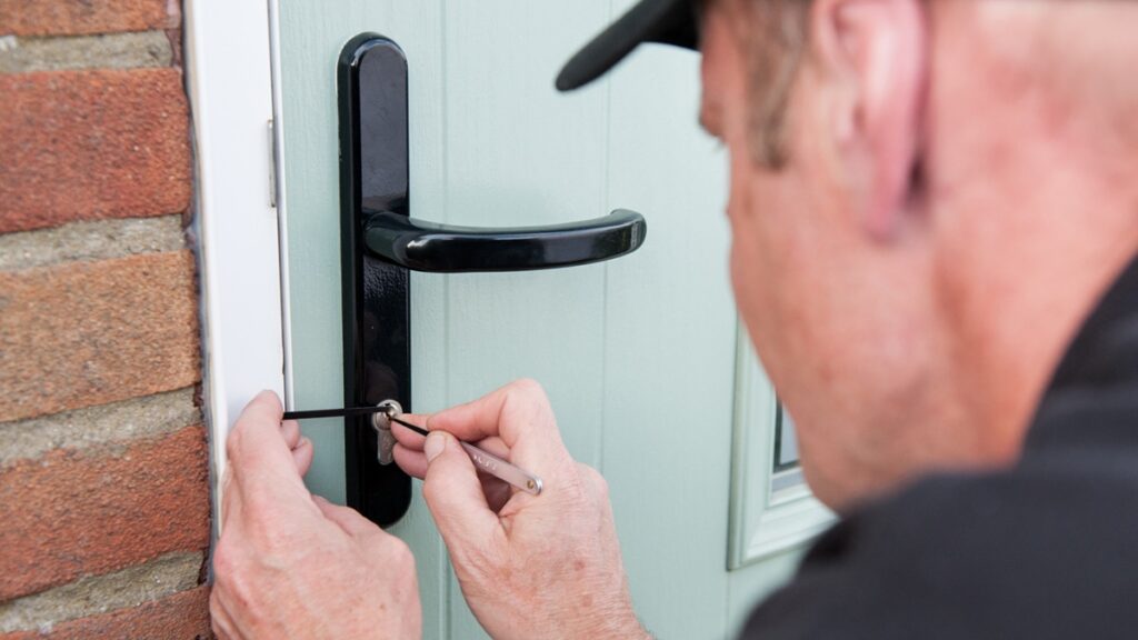 Things to consider while hiring a locksmith